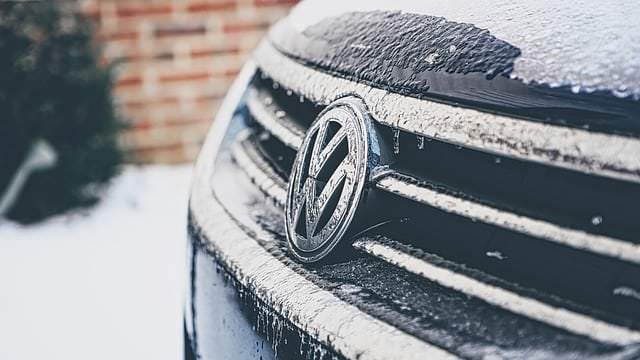 Wie Sie ihr Auto von Eis und Schnee befreien!